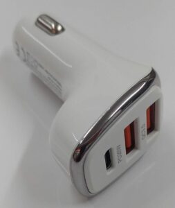 Carregador veicular 3.0A com 3 entradas USB/USB/Tipo C